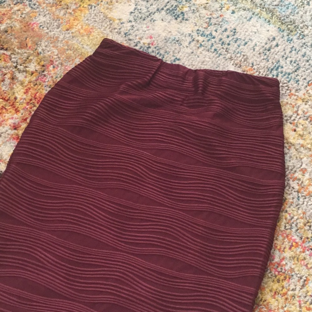 Slim-fitting pencil skirt